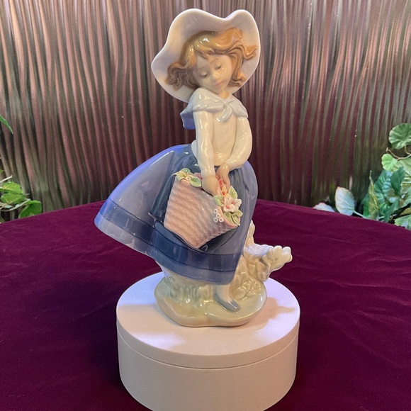 LLADRO Pretty Pickings Girl with Hat and Flower Basket #5222 - Picture 1 of 8